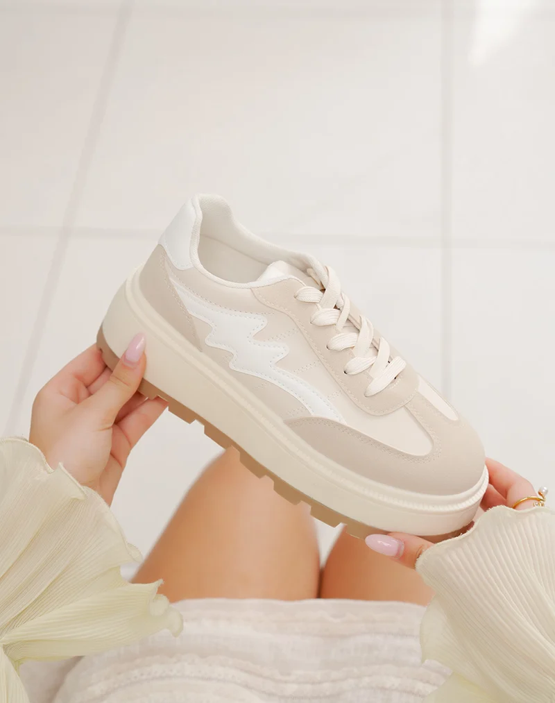 Basket femme beige en suédine avec empiècements blancs et semelle épaisse tendance