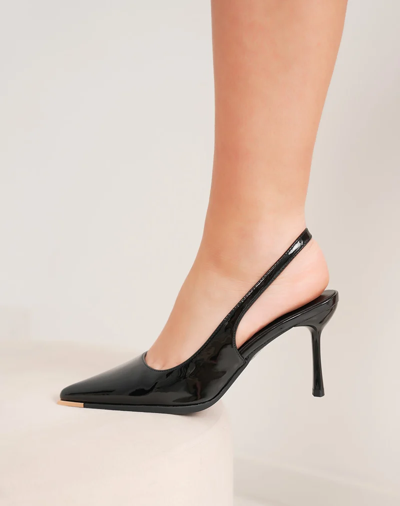Escarpins femme noirs vernis à bout pointu avec bijou doré et bride arrière élégante