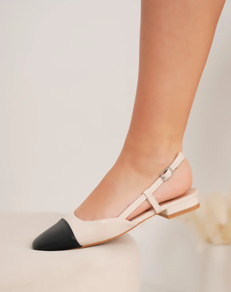Escarpins femme beiges et noirs élégants à bout carré et bride ajustable
