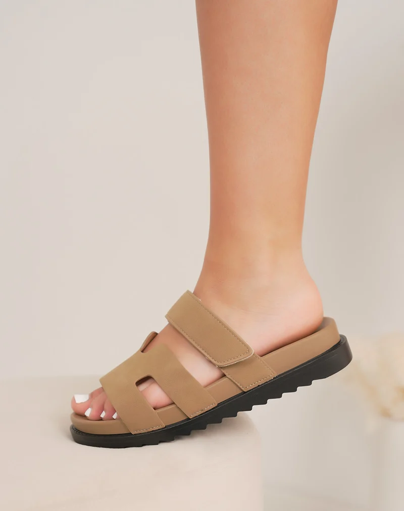 Mules femme taupe tendance avec bride et scratch ajustable