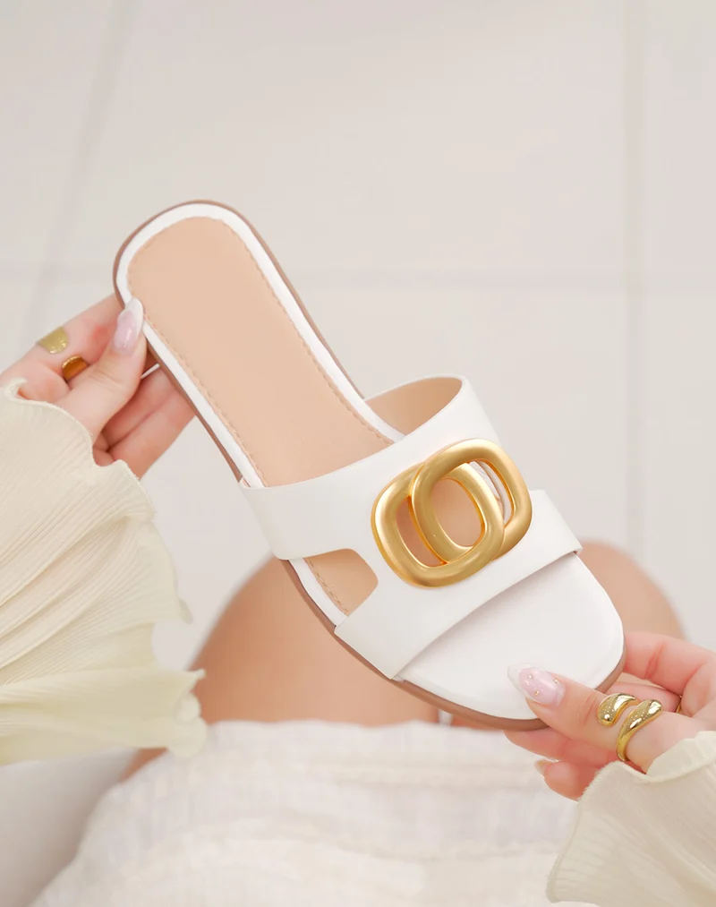 Mules femme blanches élégantes avec bijou doré entremêlé sur le devant