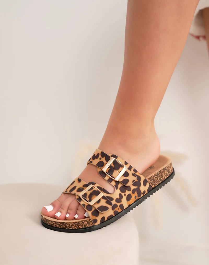 Mules femme léopard à double bride épaisse en suédine et boucles dorées