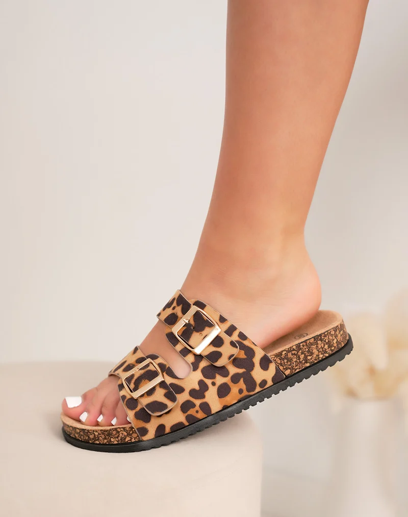 Mules femme léopard à double bride épaisse en suédine et boucles dorées