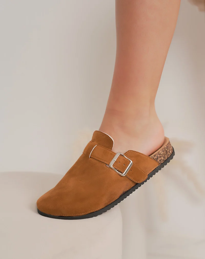 Mules femme camel fermées en suédine confortable avec boucle décorative
