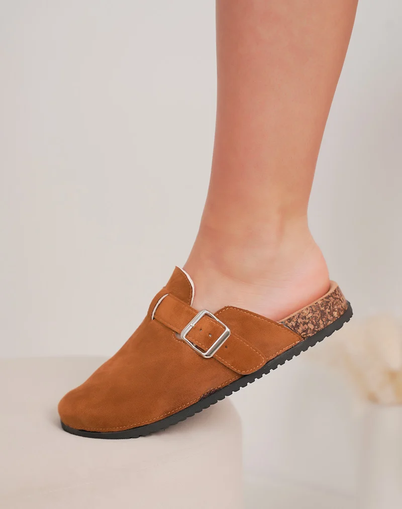 Mules femme camel fermées en suédine confortable avec boucle décorative