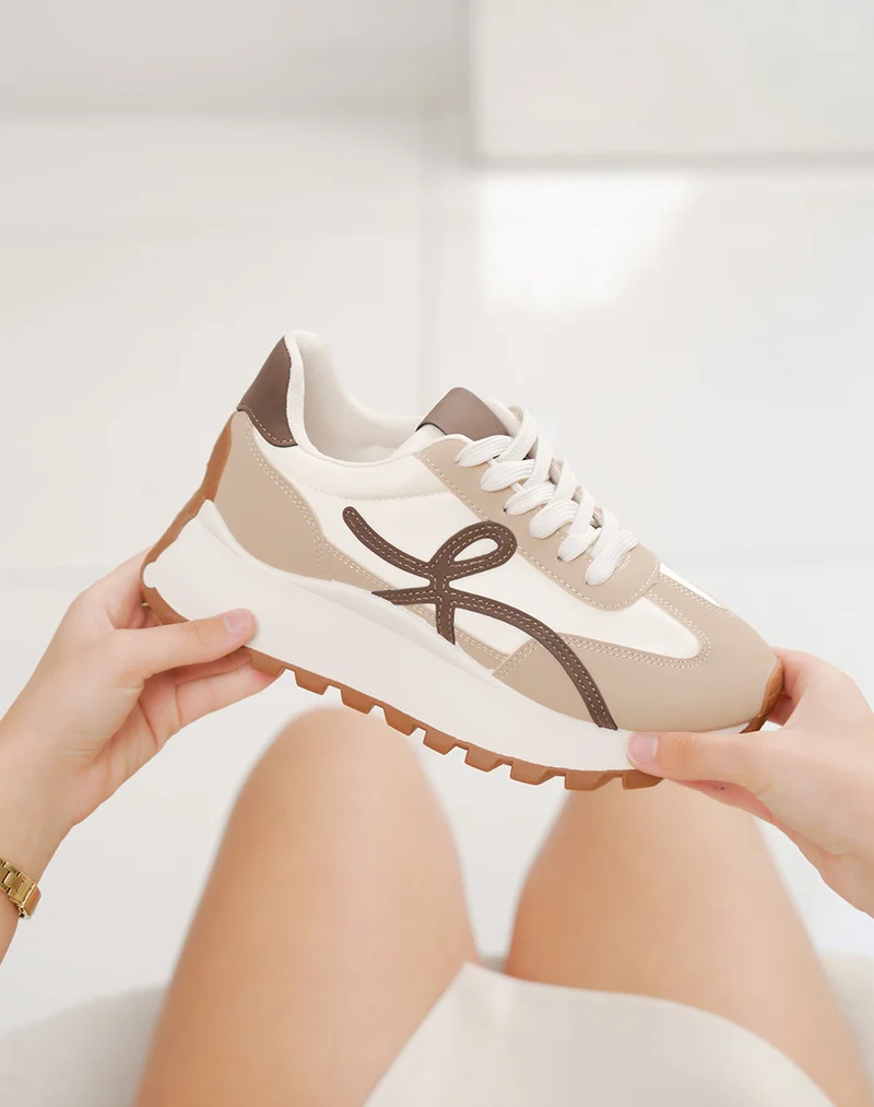 Basket femme blanche tendance avec détails beige et ligne marron sur semelle épaisse
