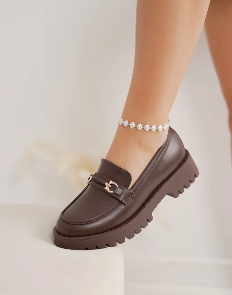 Mocassin femme marron élégant avec bijou doré et semelle crantée