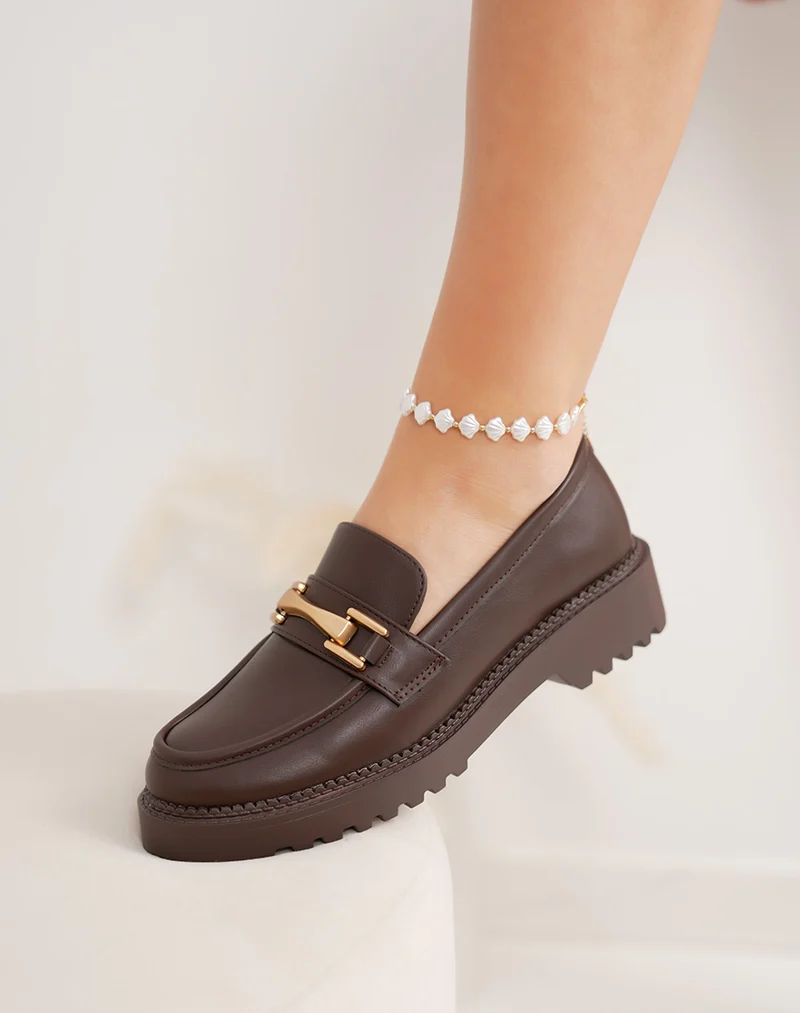 Mocassin femme marron élégant avec bijou doré et semelle crantée confortable