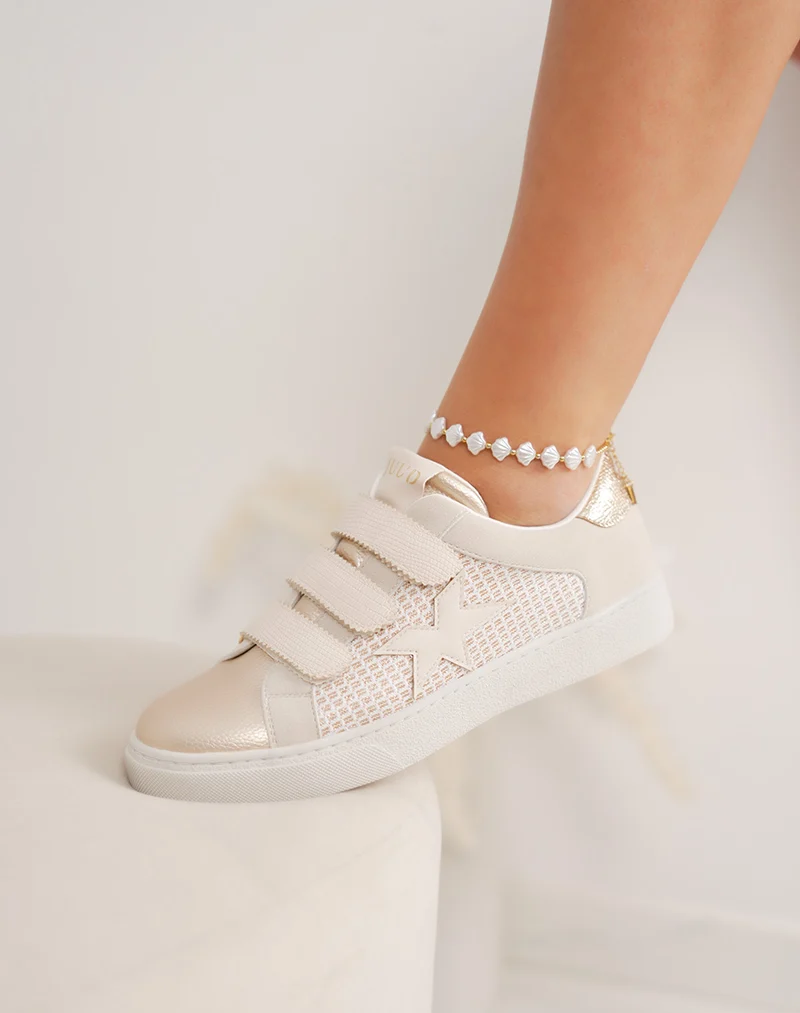 Basket femme dorée tendance avec empiècement tissé pailleté et scratchs beiges