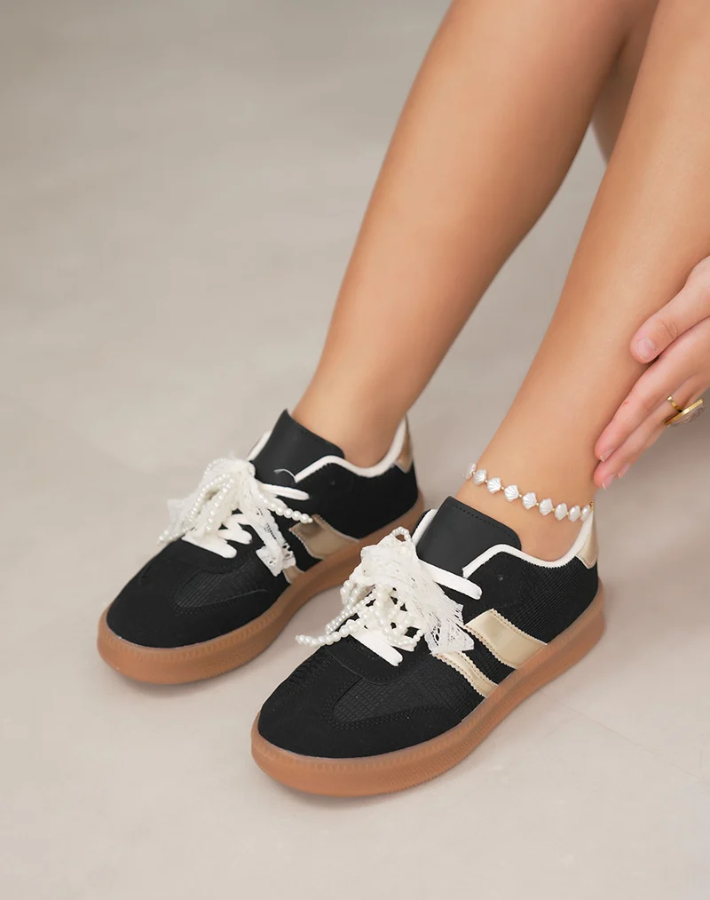Basket femme noire élégante avec détails dorés et lacets en perles et dentelle