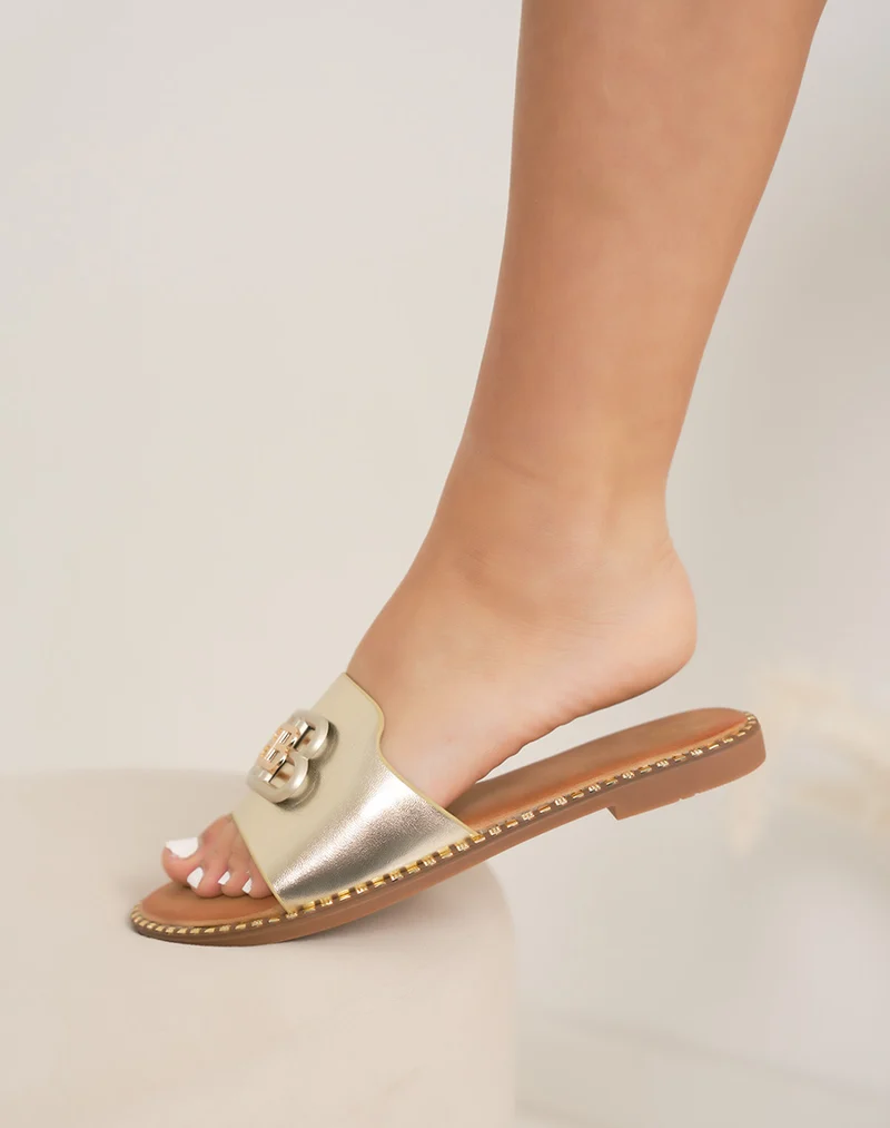 Mules femme dorées élégantes avec bijou « B » et semelle cloutée dorée