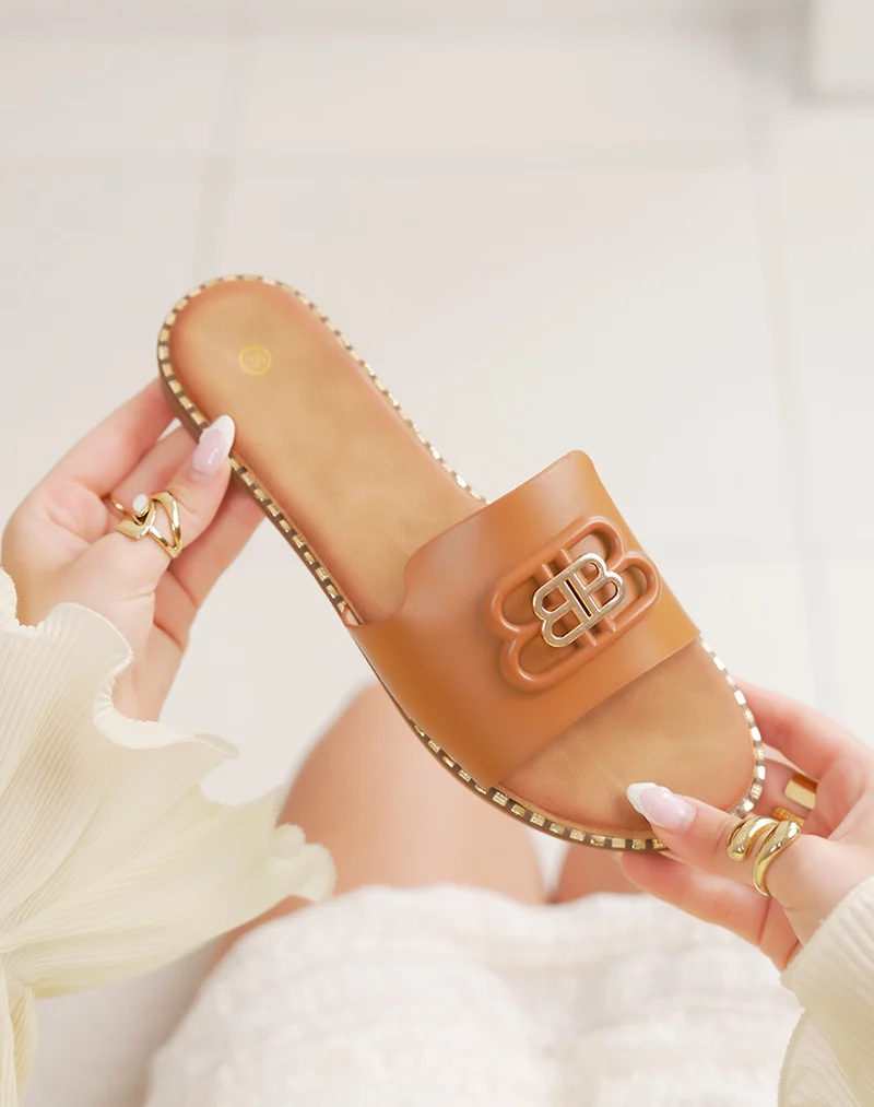 Mules femme camel tendance avec bijou doré « B » et semelle cloutée