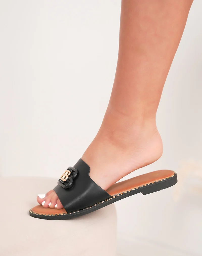 Mules femme noires élégantes avec bijou doré « B » et semelle cloutée dorée