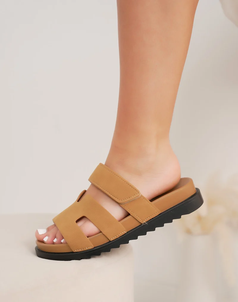 Mules femme camel plates tendance avec bride à scratch et semelle crantée confortable