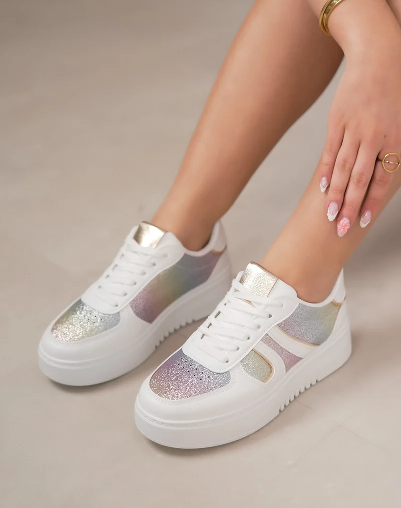 Basket femme blanche tendance avec paillettes multicolores et bandes latérales
