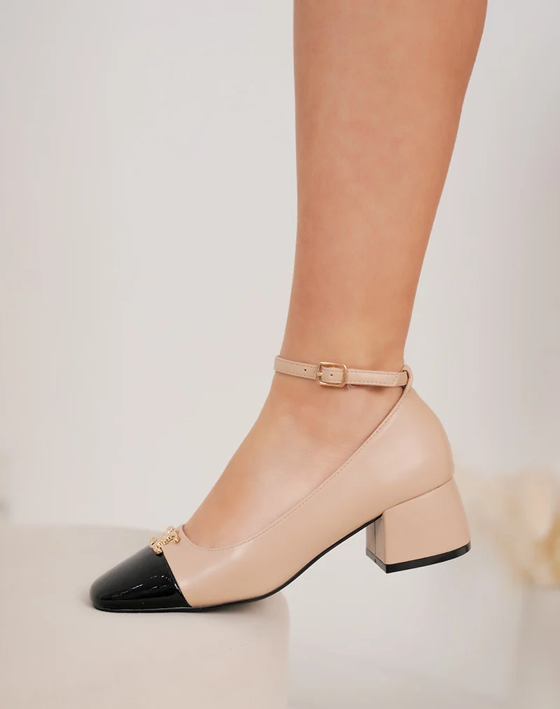 Escarpins femme beiges à petit talon verni noir avec bijou doré et bride élégante