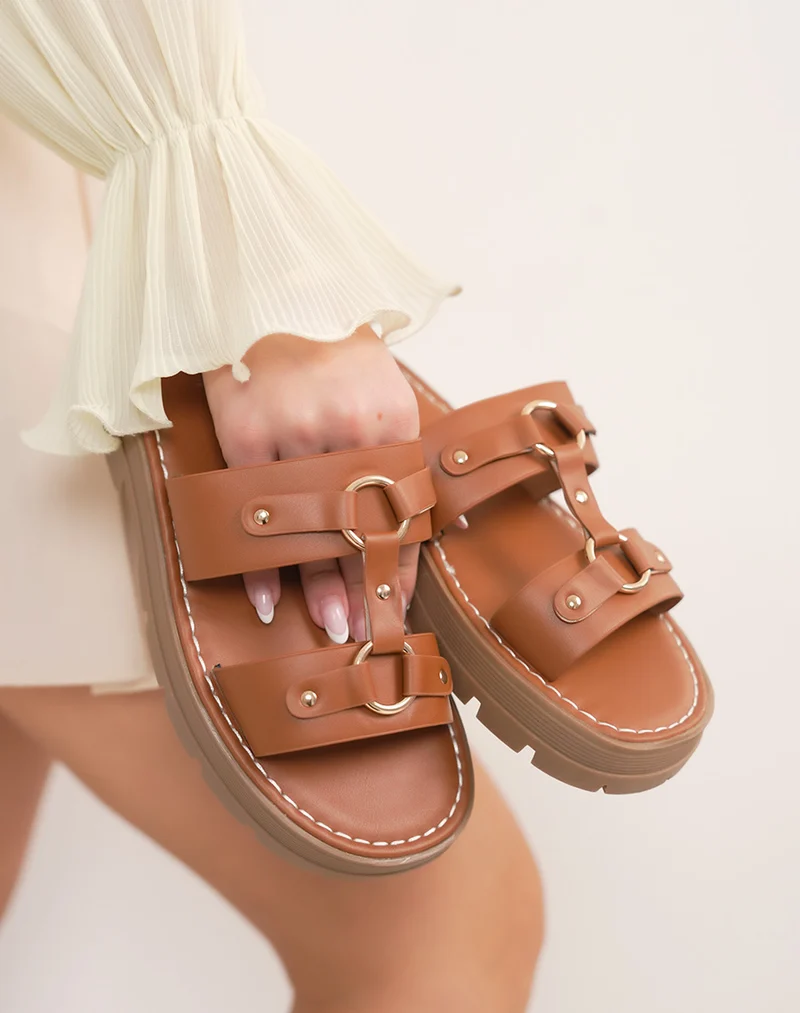 Mules femme camel à double brides et anneaux dorés – semelle crantée