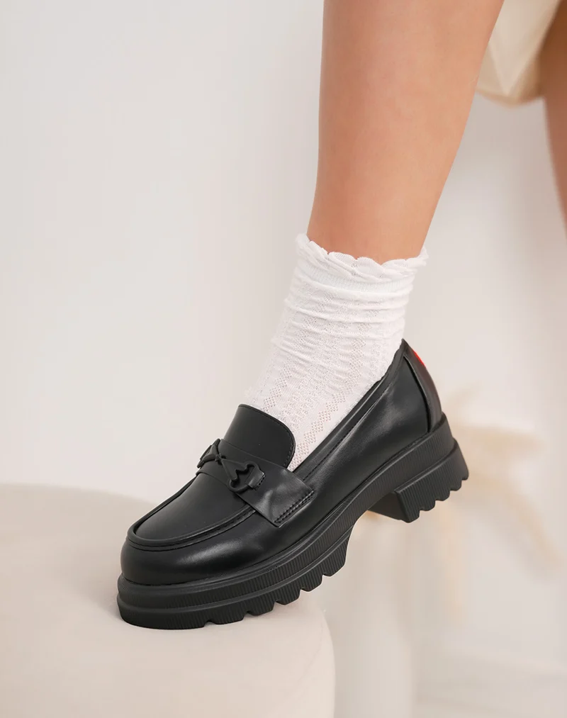 Mocassin femme noir à bijou ton sur ton avec détail cœur rouge et semelle crantée