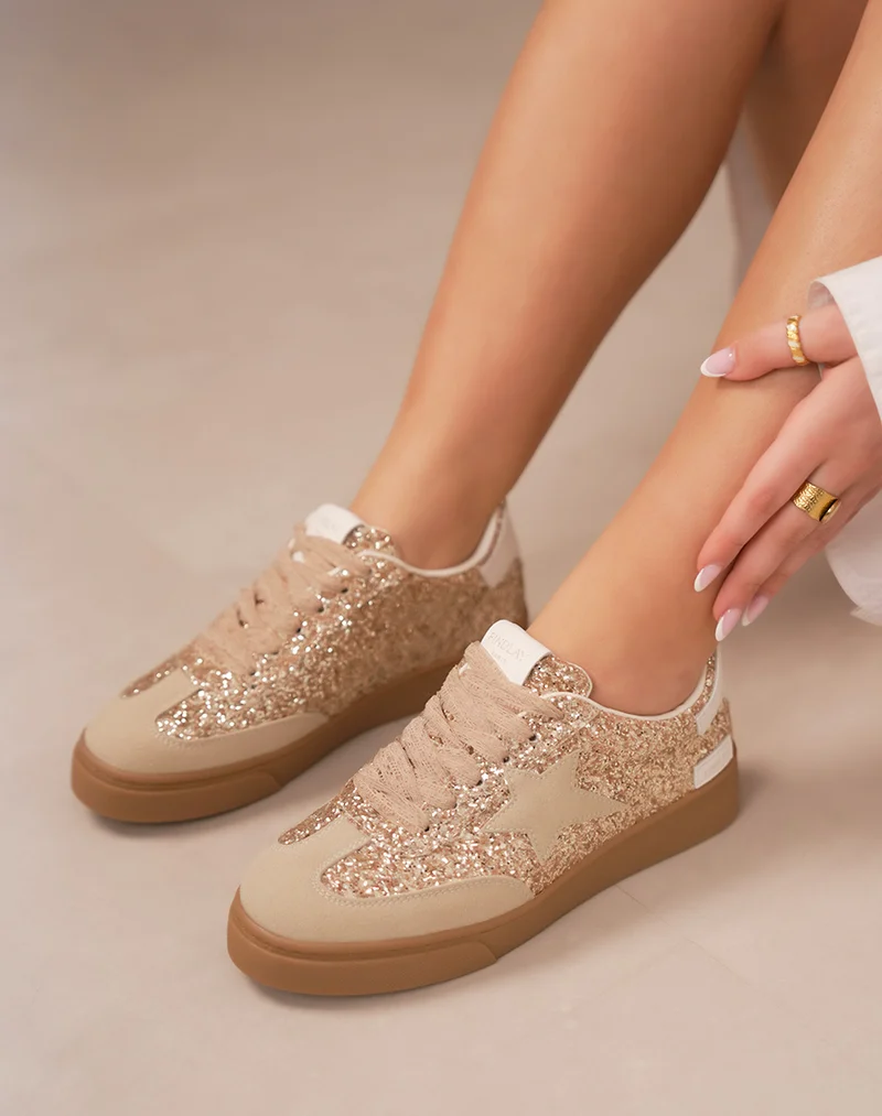 Baskets femme dorées pailletées en suédine beige tendance avec motif étoile