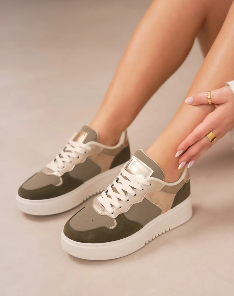 Baskets femme kaki à détail doré métallisé et semelle blanche épaisse