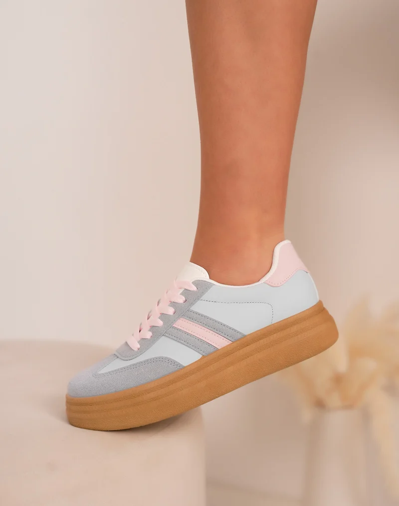 Baskets femme bleu pastel à triple semelle camel avec détails rose tendance