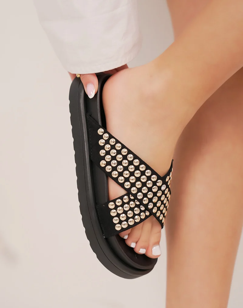 Mules femme noires en suédine avec brides croisées et clous dorés