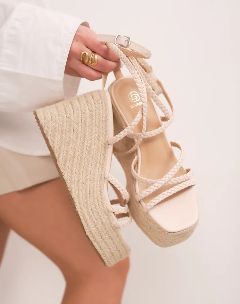 Sandales compensées femme beige avec lanières tressées et semelle effet corde