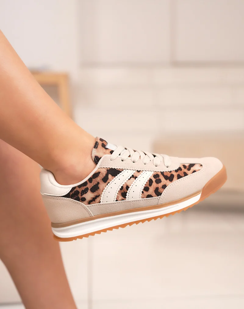 Basket femme beige avec empiècements léopard et semelle crantée