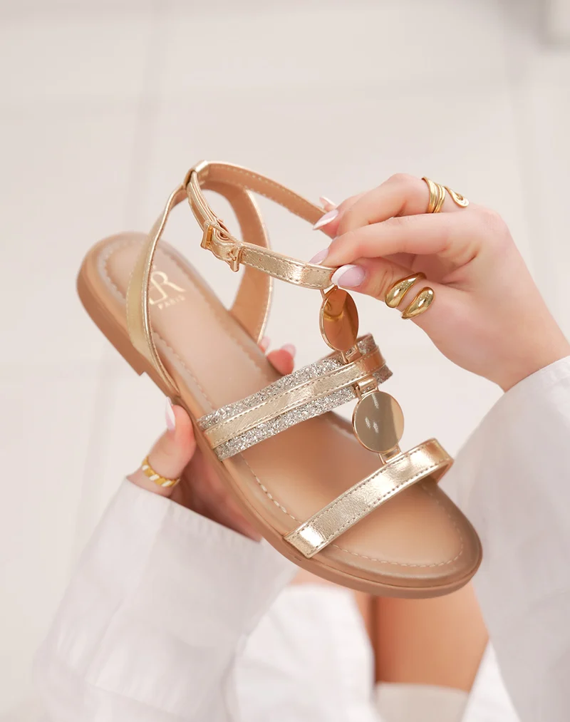 Sandales femme dorées brillantes élégantes avec lanières et médaillons glamour
