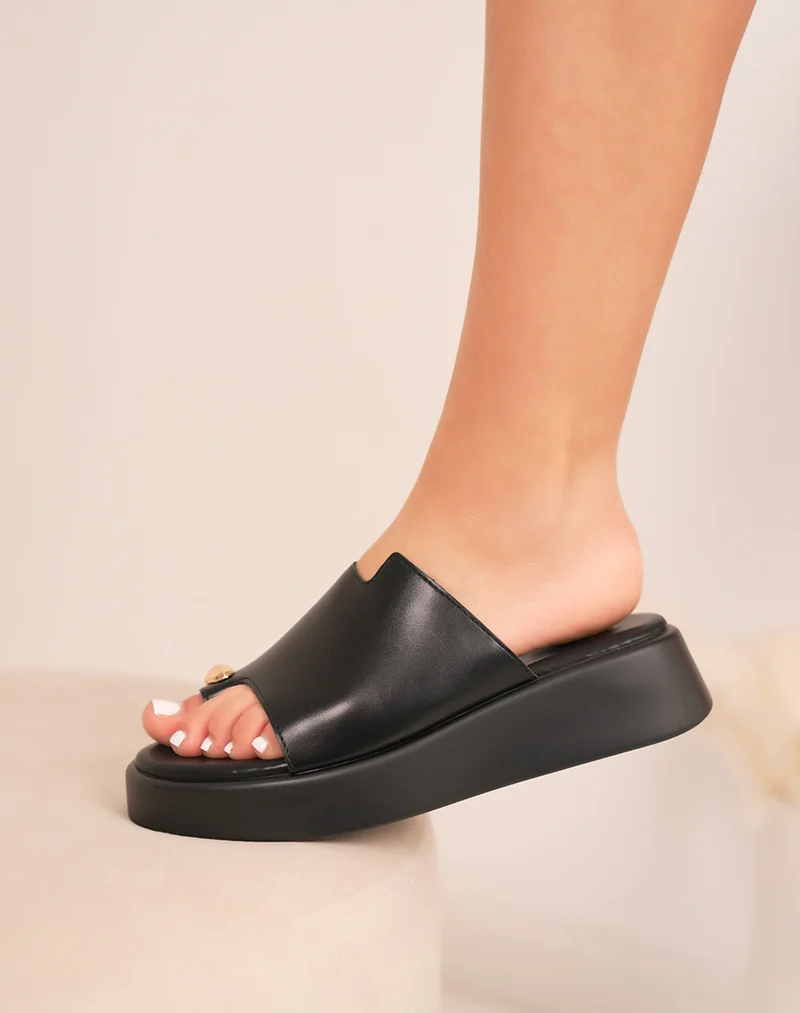 Mules femme noires compensées tendance à entre-doigt et détail doré ovale