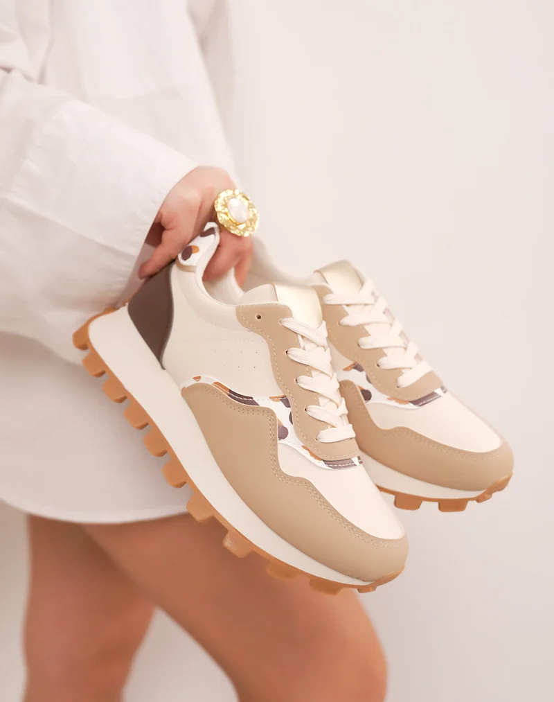 Baskets femme beiges et marron tendance avec semelle crantée et détails vachette