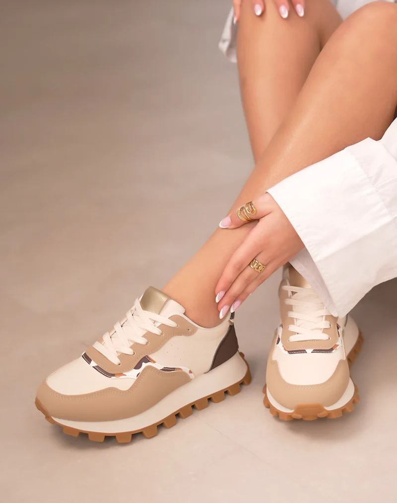 Baskets femme beiges et marron tendance avec semelle crantée et détails vachette