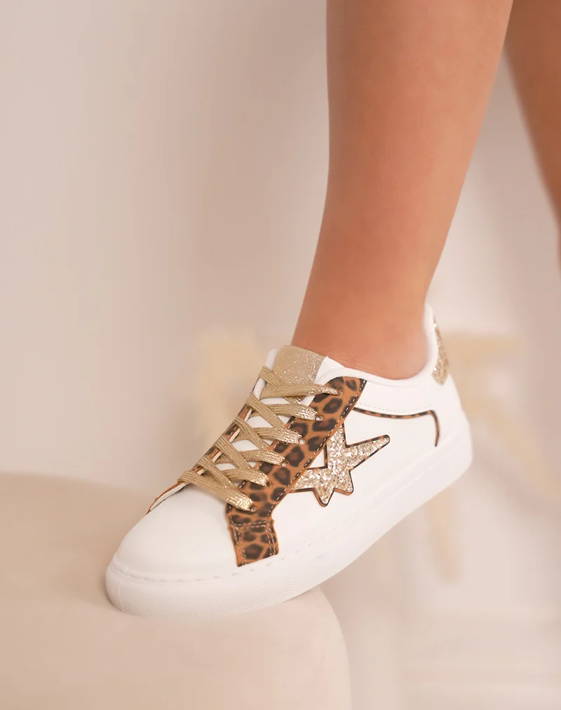 Baskets femme blanches tendance à paillettes dorées et détails léopard
