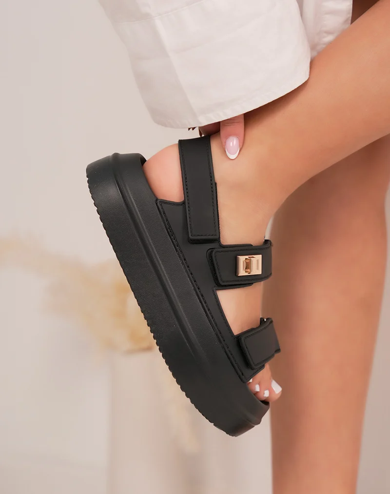 Sandales femme noires à grosse semelle tendance avec brides à scratch