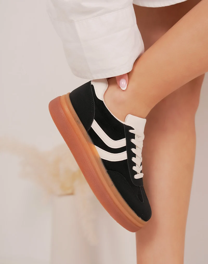Baskets femme noires en suédine à plateforme écrue tendance et semelle marron