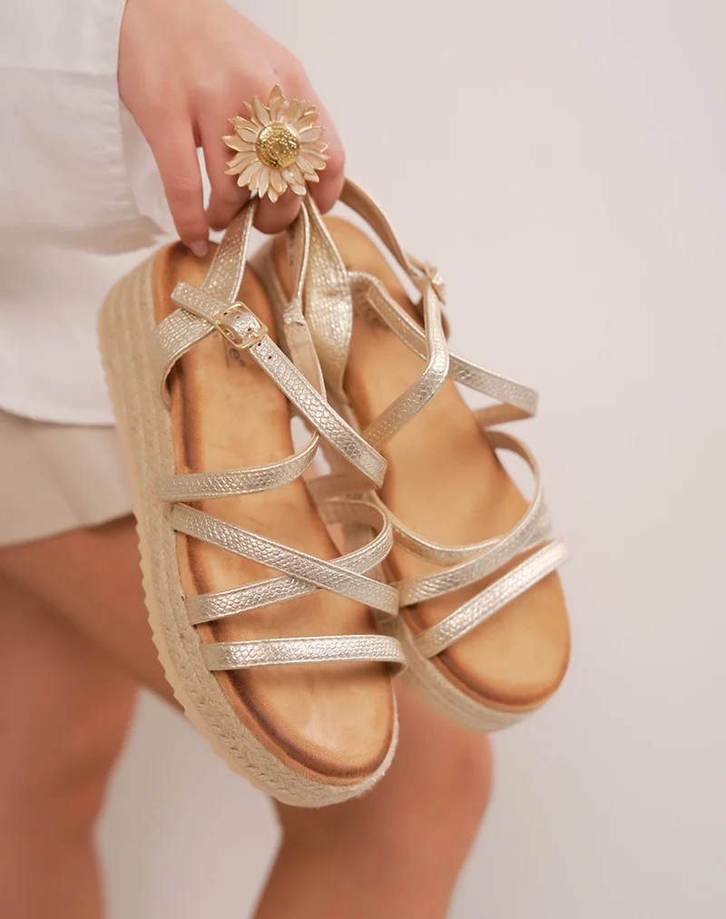 Sandales femme dorées compensées à brides fines et semelle en jute tendance