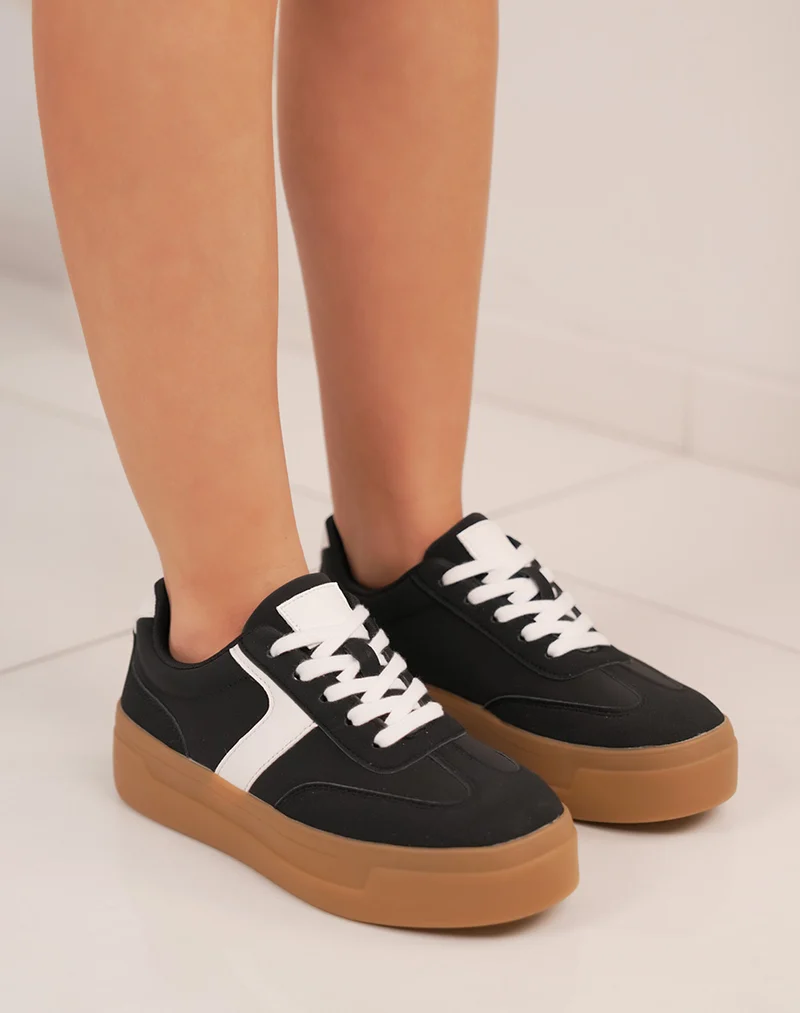 Basket femme noire et blanche tendance à triple plate-forme marron