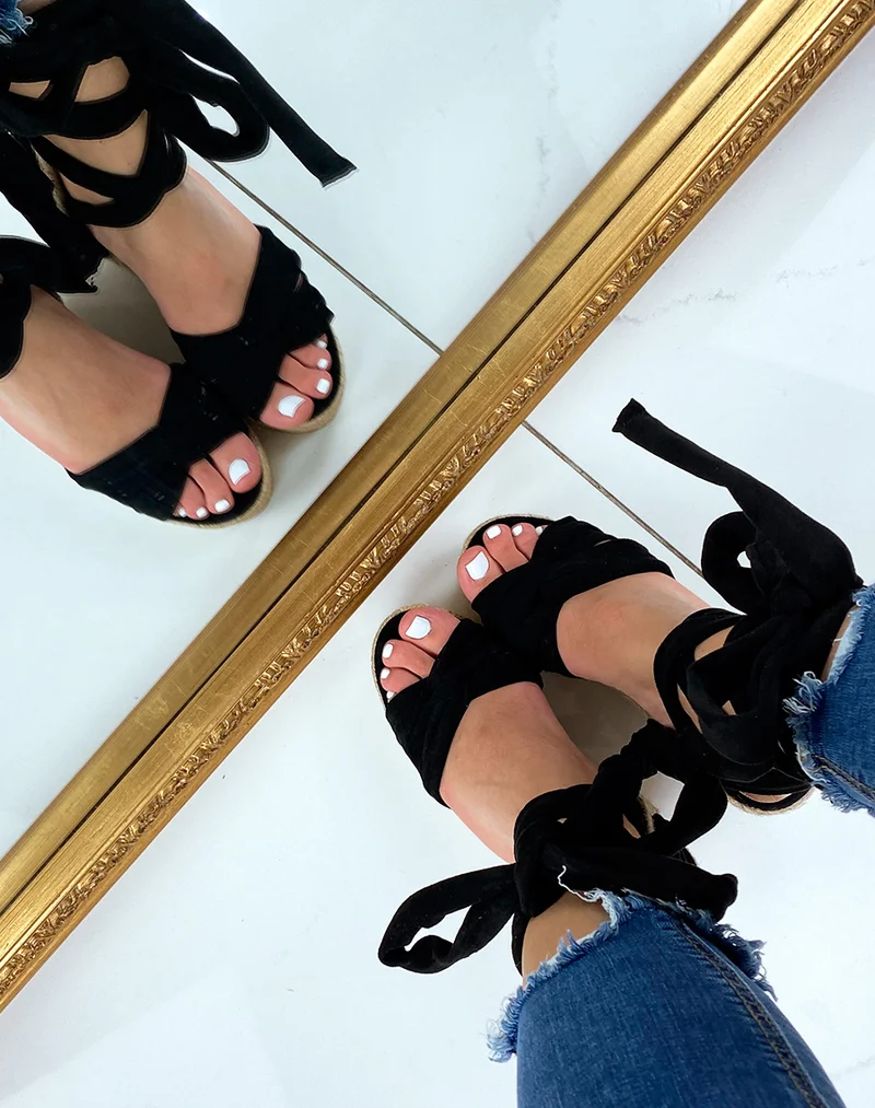 Compensées noires en tissus à brides croisées