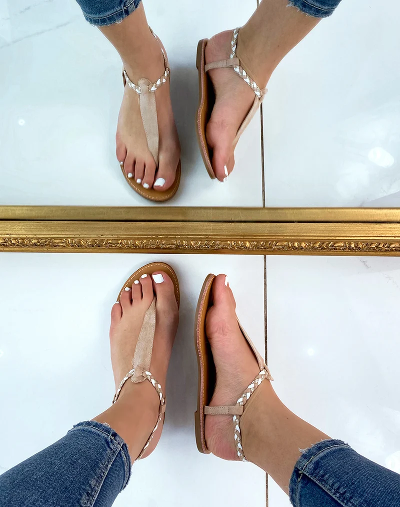 Nu-pieds en suédine beige à détail tressé