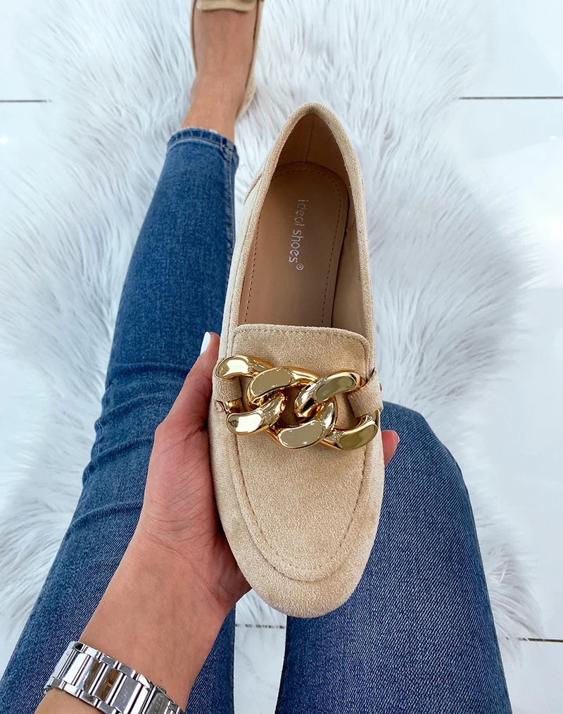 Mocassin en suédine beige et grosse chaîne dorée