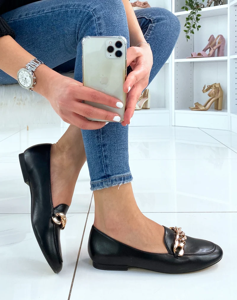 Mocassin noir avec grosse chaîne dorée