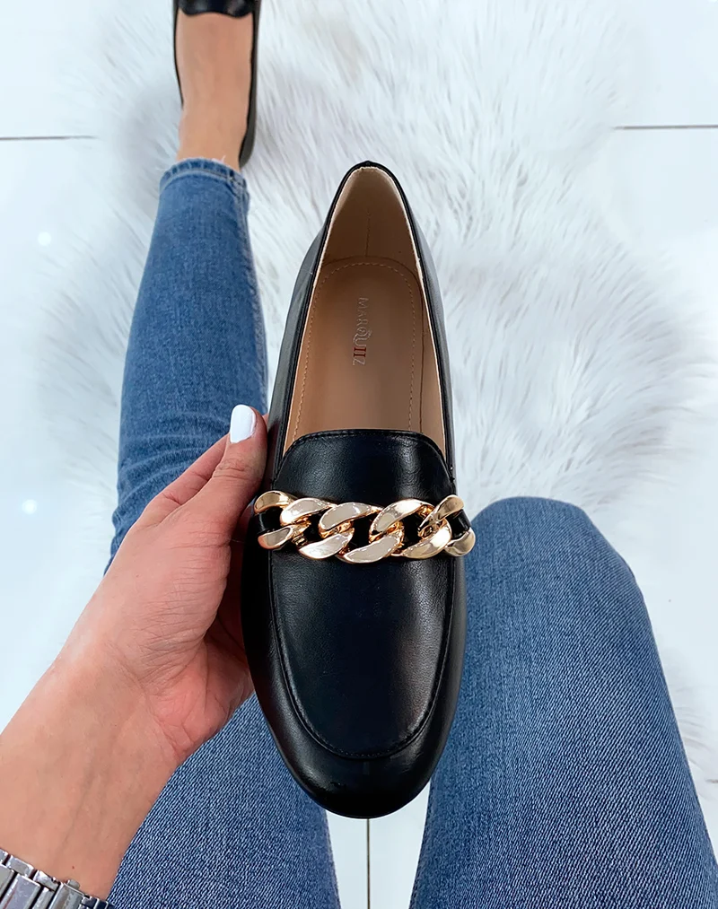 Mocassin noir avec grosse chaîne dorée
