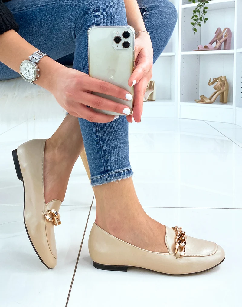 Mocassin beige avec grosse chaîne dorée