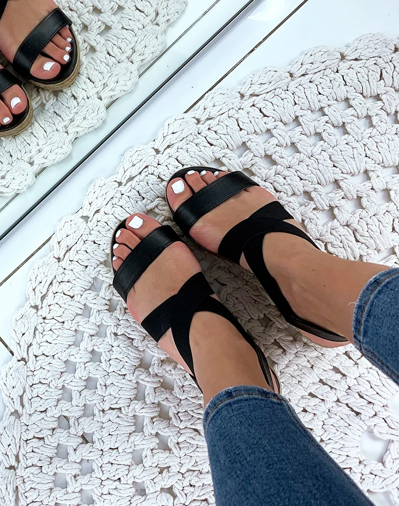 Sandales à talons compensées noires à multiples brides