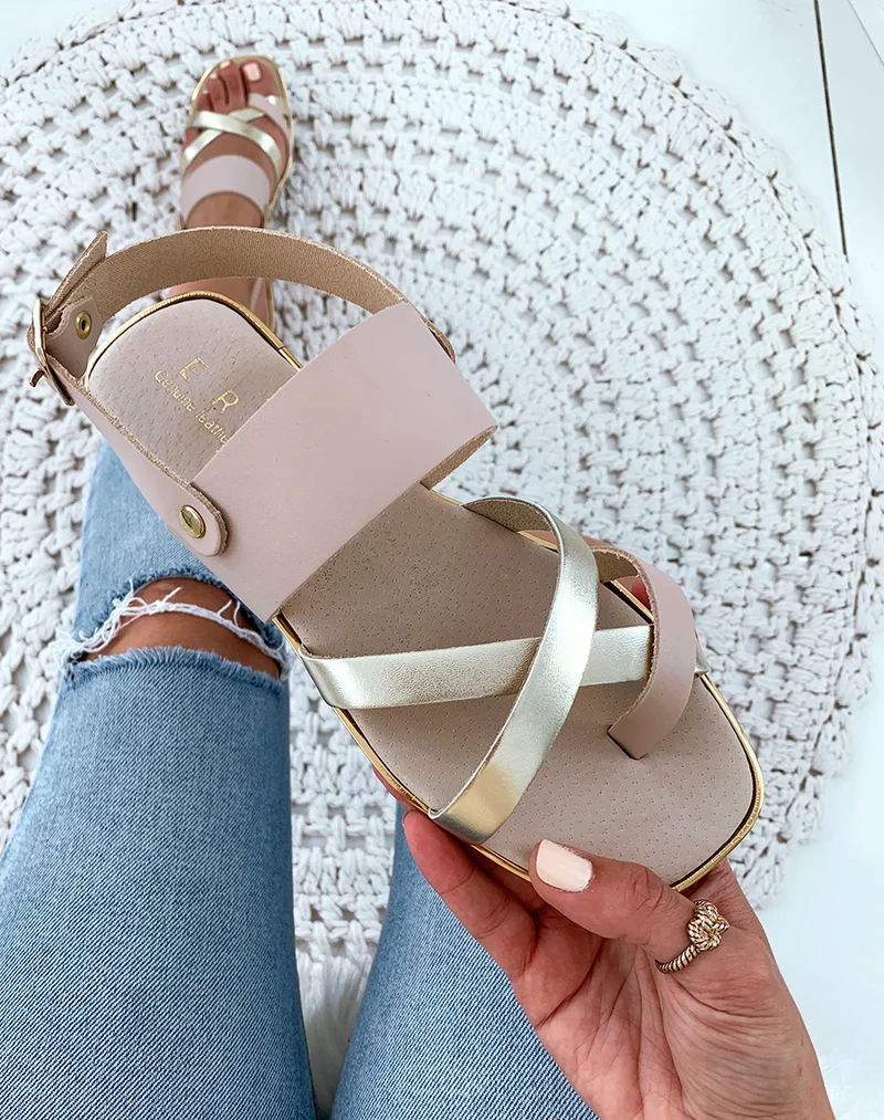 Nu-pieds en cuir beiges et dorés à multiples brides entrecroisées
