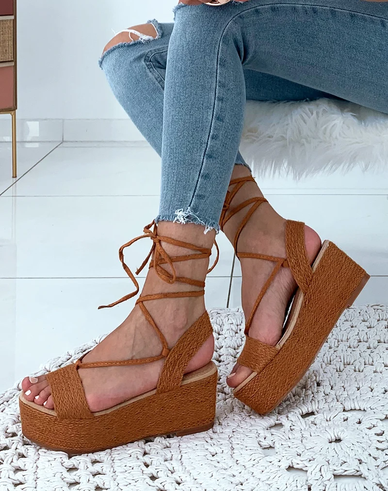 Sandales en osier camel à talons compensées et à lacets