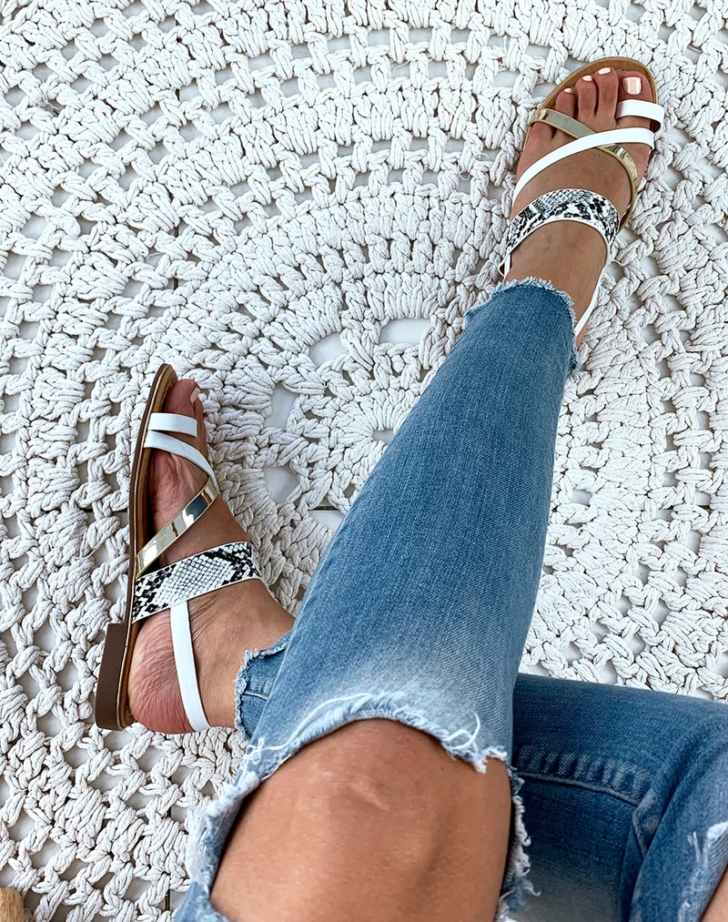 Nu-pieds blanches à brides multiples et orteils