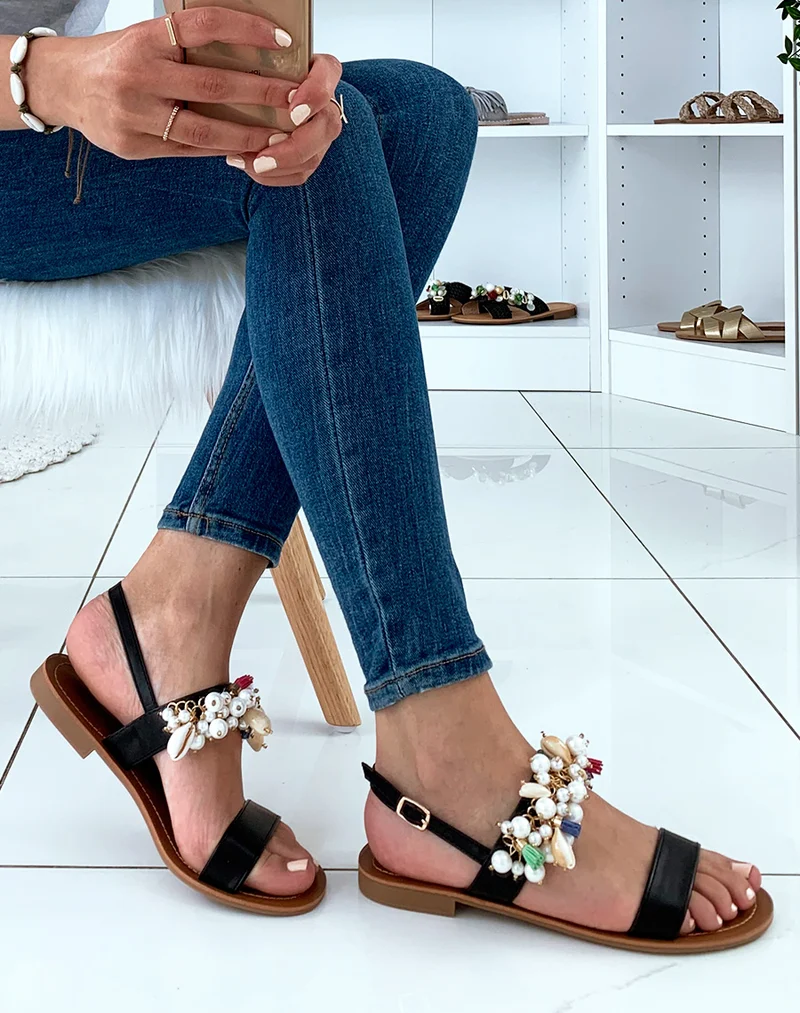 Nu-pieds noirs à perles et coquillages