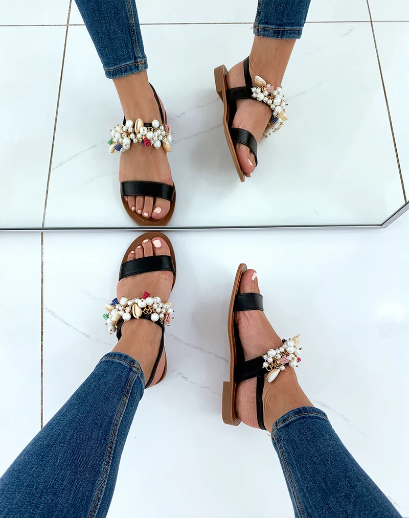 Nu-pieds noirs à perles et coquillages