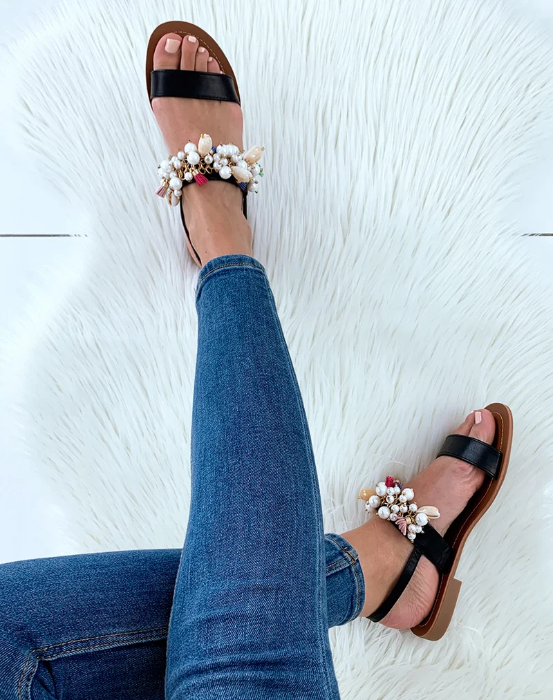 Nu-pieds noirs à perles et coquillages